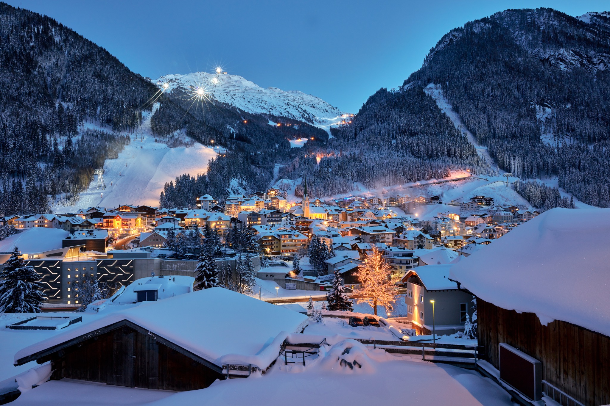 Winterliches Panorama von Ischgl am Abend